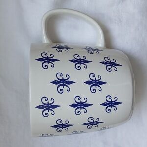 Sur La Table Stoneware Mug Fleur-de-Lis Pattern White Blue 14 oz